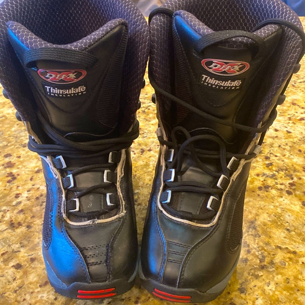 DBX Snowboard Boots Men’s Size 6 or Euro 39.5. Good used condition.